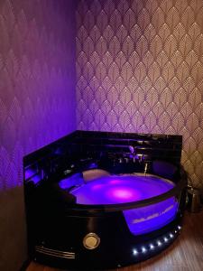 uma casa de banho roxa com uma banheira num quarto em NUESTRA SEÑORA DEL PINAR 