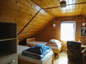 Легло или легла в стая в Holzhütte in einer Anlage mit weitläufigem Gartengrundstück am Wald in Seenähe