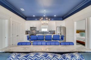 une salle à manger avec des chaises bleues et une cuisine dans l'établissement Long Beach Home with Views and On-Site Beach Access!, à Long Beach