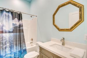 une salle de bain avec un lavabo, des toilettes et un miroir dans l'établissement Long Beach Home with Views and On-Site Beach Access!, à Long Beach 23 autres photos