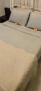 Een bed of bedden in een kamer bij The Sun Resort - Super Apartamento de 2 quartos - 1 suíte e 1 reversível