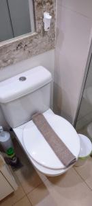 Baño con aseo blanco y toalla en The Sun Resort - Super Apartamento de 2 quartos - 1 suíte e 1 reversível en Brasilia