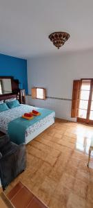een slaapkamer met een groot bed in een kamer bij Charming house in the historic old town in Alicante