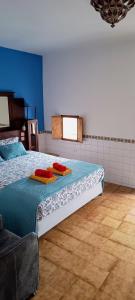 een slaapkamer met een bed met twee handdoeken erop bij Charming house in the historic old town in Alicante