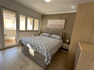 um quarto com uma cama e uma janela em APARTMENT PROVIDENCA em Zadar