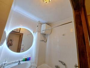 bagno con specchio, vasca e lavandino di Apartamento exterior de tres habitaciones a Valencia