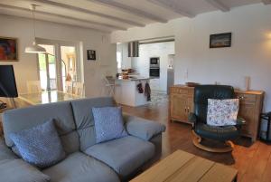 ein Wohnzimmer mit Couch und Küche in der Unterkunft Villa Vista Segaria in El Verger