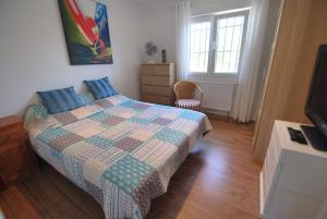 ein Schlafzimmer mit einem Bett und einem Fernseher darin in der Unterkunft Villa Vista Segaria in El Verger + 27 Fotos