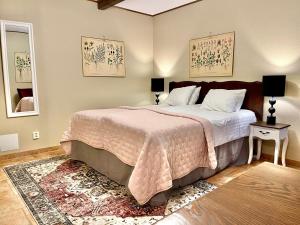 um quarto com uma cama grande e um tapete em Sydkustens at Lillehem em Skivarp