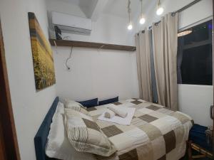 una camera da letto con un letto con due asciugamani bianchi di Quarto para casal, beiramar continental Florianópolis. a Florianópolis