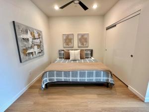 Nimitz Crossing Luxury Residences客房内的一张或多张床位