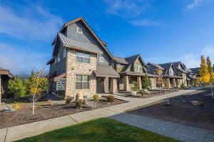 a row of houses in a residential neighborhood at Great Location Near Pool with Suncadia Pool Access in Cle Elum