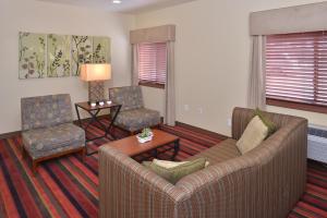 a living room filled with furniture and a couch at Pleasant Inn in San Diego