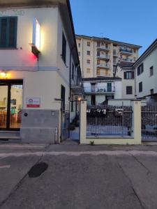 un bâtiment avec une porte en face d'un bâtiment dans l'établissement Casa a 5 minuti dal centro di Tortona, à Tortone