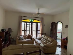 un salon avec deux canapés et un canapé dans l'établissement LOURENCO & ELISABETHY, à Guarujá