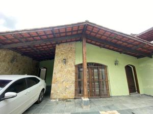 une voiture blanche garée devant un immeuble dans l'établissement LOURENCO & ELISABETHY, à Guarujá