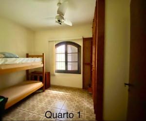 une chambre avec un lit superposé et une fenêtre dans l'établissement LOURENCO & ELISABETHY, à Guarujá