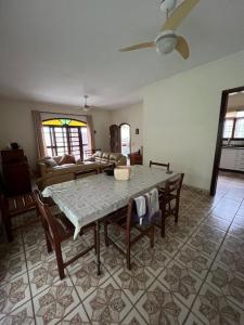 un salon avec une table, des chaises et un canapé dans l'établissement LOURENCO & ELISABETHY, à Guarujá