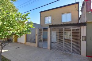 une image d'une maison avec garage dans l'établissement Casa Relax, à Presidencia Roque Sáenz Peña