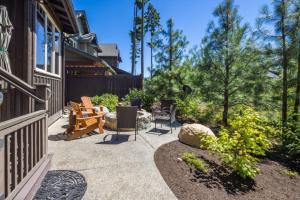 patio con sedie, tavolo e alberi di Suncadia 3 Bdrm Pet Friendly Home a Cle Elum