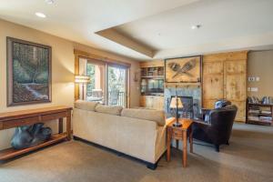 a living room with a couch and a fireplace at Suncadia Trailhead 1 Pet Friendly Condo 205 in Cle Elum