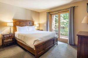 a bedroom with a large bed and a window at Suncadia Trailhead 1 Pet Friendly Condo 205 in Cle Elum +12 photos