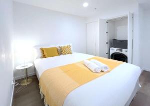 A bed or beds in a room at Pride Moonee Ponds 1B2B Nest
