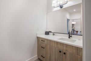 een badkamer met een wastafel en een spiegel bij Suncadia Trailhead 2 Condo 215 in Cle Elum +8 foto's