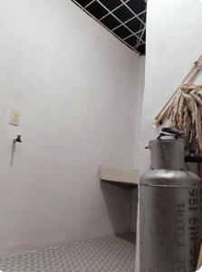 ein Bad mit einem WC und einer Bank in einem Zimmer in der Unterkunft Descansa sin Ruidos Departamento Limón in Tuxtla Gutiérrez