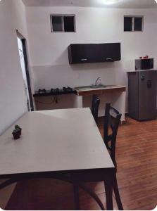 einen Tisch und Stühle in einem Zimmer mit Küche in der Unterkunft Descansa sin Ruidos Departamento Limón in Tuxtla Gutiérrez
