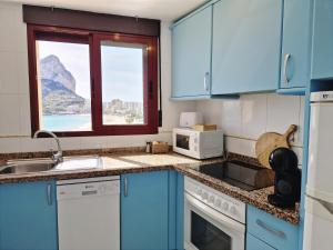 Una cocina o zona de cocina en Apartamento Dúplex Aloha Calpe, primera línea de playa