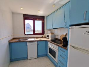 Una cocina o zona de cocina en Apartamento Dúplex Aloha Calpe, primera línea de playa