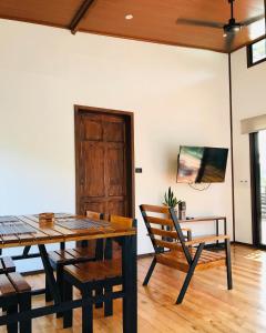 uma sala de jantar com uma mesa de madeira e cadeiras em Ceibo Lodge 