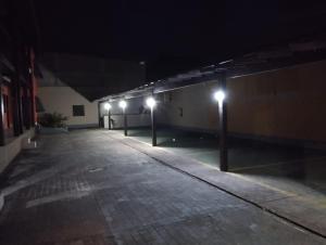 un estacionamiento vacío con luces de la calle por la noche en Pousada Paraiso Guarapari, en Guarapari