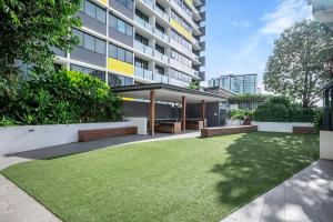 an apartment building with a lawn in front of it at Boutique 1 Bedroom Apartment, Central location in Brisbane