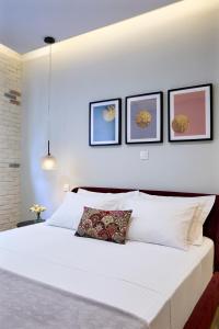Llit o llits en una habitació de Acropolis Unique 2BD Apartment with Prive Entrance