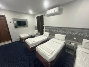 a hotel room with two beds and a tv at فندق النسور اجياد in Ajyad