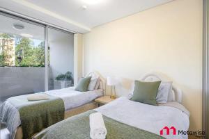 - 2 lits dans une chambre avec fenêtre dans l'établissement MetaWise Burwood Westfield Cozy 2Bed Free Parking VT108, à Sydney