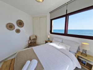 Cama o camas de una habitación en Apartamento Dúplex Aloha Calpe, primera línea de playa