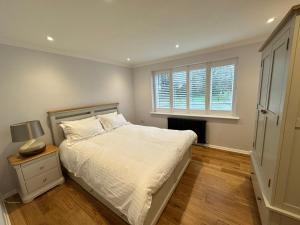 - une chambre avec un lit et une fenêtre dans l'établissement Lovely Relaxing One Bedroom Flat, à Royal Tunbridge Wells