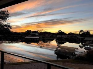 einen Sonnenuntergang über einem Jachthafen mit Booten im Wasser in der Unterkunft Luxury Lake LBJ Waterfront Home with Hot Tub and Boat Slip in Kingsland