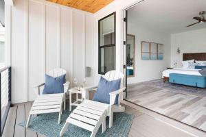 eine Veranda mit 2 Stühlen und ein Bett in einem Schlafzimmer in der Unterkunft Luxury Lake LBJ Waterfront Home with Hot Tub and Boat Slip in Kingsland