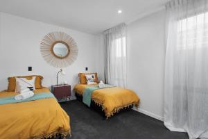 Giường trong phòng chung tại Simply The Best CBD 3 Mins Plus Garage