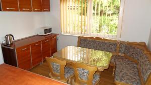 Un comedor con una mesa y una ventana. en Dom Wakacyjny, en Rowy