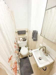 ห้องน้ำของ 89-2RN 1Br 2beds UES Perfect for shares
