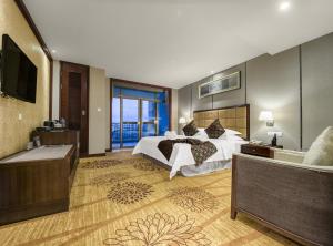 una grande camera da letto con un letto e una televisione di Country Garden Phenix Hotel a Zhangjiajie