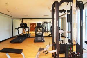 Un gimnasio con varias máquinas de correr en una habitación. en Al Reem Cozy 1BR Apartment - Comfortable Stay Near Reem Mall & Al Maryah Island, en Abu Dabi