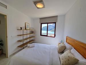 Cama o camas de una habitación en Apartamento Dúplex Aloha Calpe, primera línea de playa