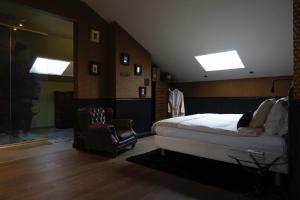 - une chambre avec un lit et une chaise dans l'établissement Quartier-Sud, à Anvers