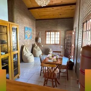 a dining room with a wooden table and chairs at Glamping Bio-Dorf Casa 5 in Trairi